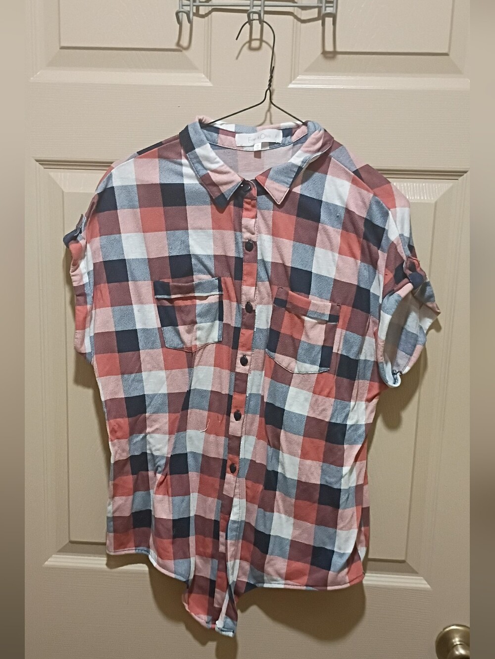 Eden & Olivia plaid button-up shirt in a pink & gray pattern w/ tie-front Size M